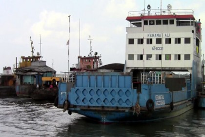 পাটুরিয়া-দৌলতদিয়ায় ফেরি চলাচল বন্ধ