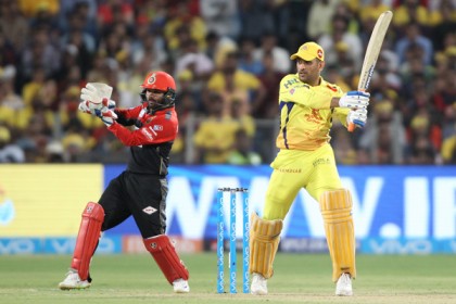 কোহলিদের বিপক্ষে হেসে খেলে জিতল চেন্নাই