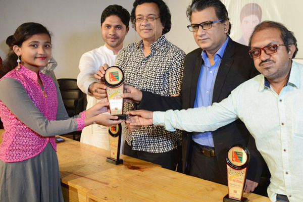 'রোহিঙ্গা' নিয়ে গানের জন্য সেরা শিশুশিল্পীর সম্মাননা পেল মম

