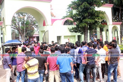 ইবিতে চাকরি প্রত্যাশী ছাত্রলীগ নেতাকর্মীদের প্রধান ফটক অবরোধ
