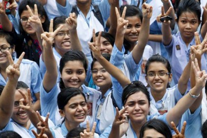 মেয়েরাই এগিয়ে
