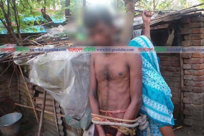 গৃহবধূ ও প্রেমিককে গাছের সাথে বেঁধে নির্যাতন
