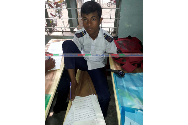 পা দিয়ে লিখে এসএসসি পাশ করলো সেই সুমন