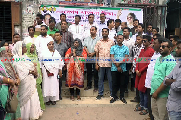 খালেদার মুক্তির দাবিতে বরিশালে পুলিশি বেষ্টনীতে বিএনপির বিক্ষোভ
