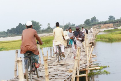সেতুর অভাবে দিনাজপুরসহ ৩ জেলার মানুষের চরম দুর্ভোগ

