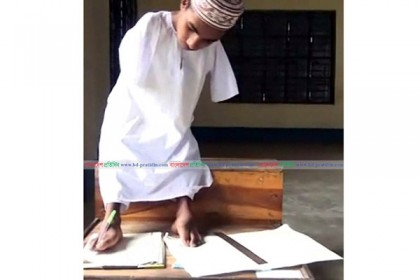 পা দিয়ে লিখেই দাখিল পরীক্ষায় উত্তীর্ণ বেল্লাল 

