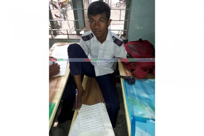 পা দিয়ে লিখে এসএসসি পাশ করলো সেই সুমন