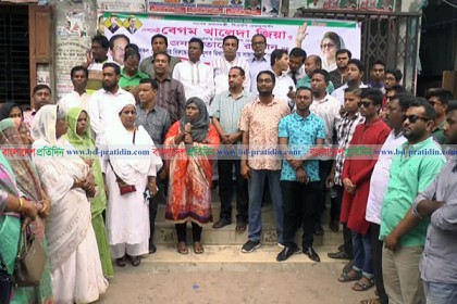 খালেদার মুক্তির দাবিতে বরিশালে পুলিশি বেষ্টনীতে বিএনপির বিক্ষোভ
