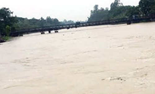 বিপদসীমার ওপর বইছে খোয়াই নদীর পানি 