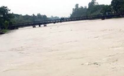 বিপদসীমার ওপর বইছে খোয়াই নদীর পানি 