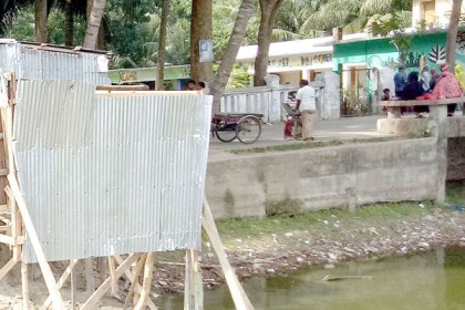 দখলের কবলে কুয়াকাটার ঐতিহ্যবাহী পুকুর

