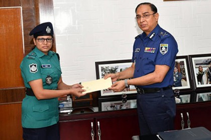 মানবিক কাজের স্বীকৃতি পেলেন এসআই শবনম