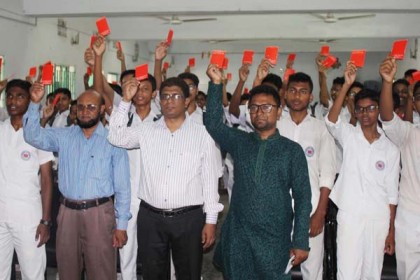 বরিশালে জঙ্গিবাদ ও বাল্য বিবাহের বিরুদ্ধে লাল কার্ড প্রদর্শন

