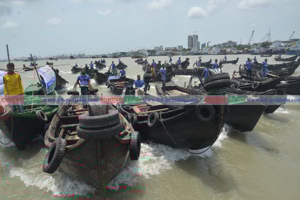 কর্ণফুলী নদী রক্ষায় মাঝির হাতে বৈঠা     