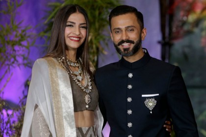 বিয়ের পার্টিতে ধূসর ও সাদায় সাজলেন সোনম