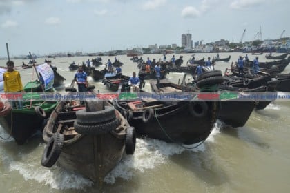 কর্ণফুলী নদী রক্ষায় মাঝির হাতে বৈঠা     