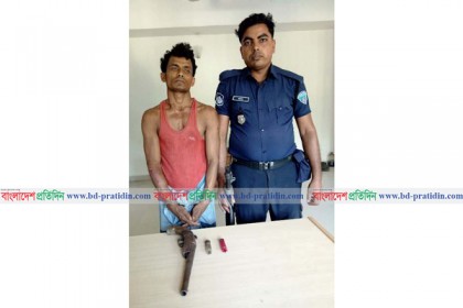 টেকনাফে অস্ত্র ও কার্তুজসহ আটক ১