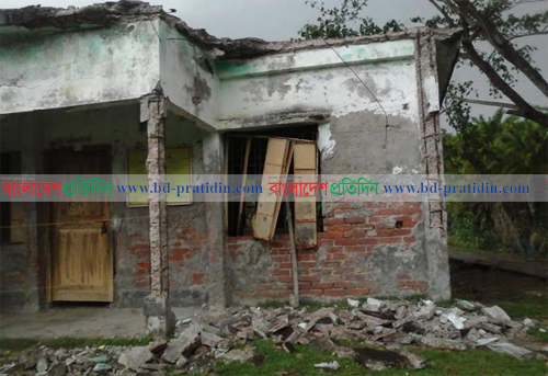 বাগেরহাটে ধসে পড়েছে স্কুলের ছাদ, রক্ষা পেল শতাধিক শিক্ষার্থী