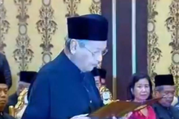 শপথ নিলেন মাহাথির 