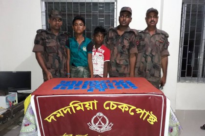 টেকনাফে ইয়াবাসহ দুই রোহিঙ্গা কিশোর আটক

