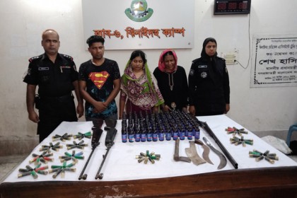 চুয়াডাঙ্গায় অস্ত্র ও মাদকসহ ৩ জন আটক
