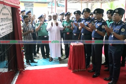 বরিশালে পুলিশের দুটি উন্নয়ন প্রকল্পের ভিত্তিপ্রস্তর উদ্বোধন