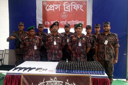 চাঁপাইনবাবগঞ্জে আগ্নেয়াস্ত্র ও মাদক উদ্ধার