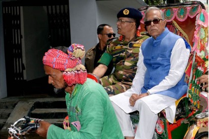 স্বাচ্ছন্দে রিকশায় ঘুরলেন রাষ্ট্রপতি