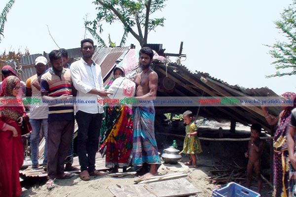 লক্ষ্মীপুরে ঘূর্ণিঝড়ে শতাধিক ঘর বিধ্বস্ত, খোলা আকাশের নিচে মানুষ
