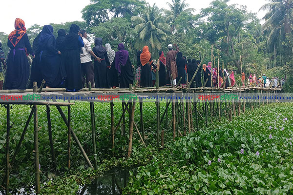 ৩২ বছর ধরে বাঁশের সাঁকোই ভরসা!