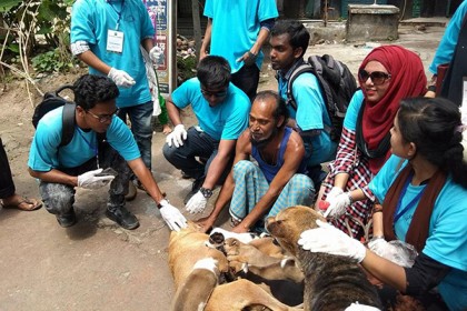 বরিশালে দেড় শতাধিক পথ কুকুরকে জলাতঙ্ক টিকা