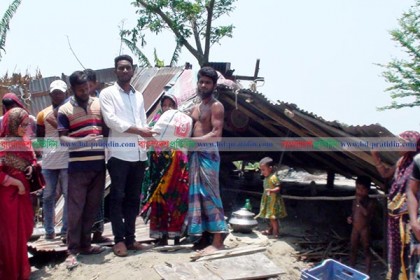 লক্ষ্মীপুরে ঘূর্ণিঝড়ে শতাধিক ঘর বিধ্বস্ত, খোলা আকাশের নিচে মানুষ

