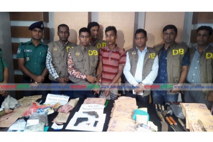 বরিশালে অস্ত্রসহ ডাকাত দলের সদস্য গ্রেফতার