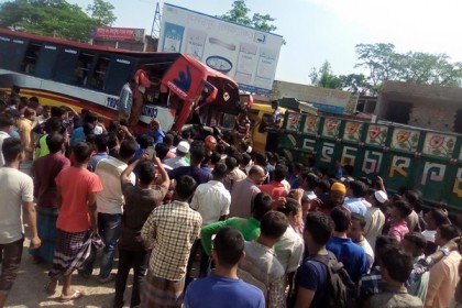 শায়েস্তাগঞ্জে বাস-ট্রাকের মুখোমুখি সংঘর্ষে আহত ৩০