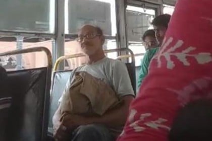 কলকাতায় বাসে তরুণীর সামনে বৃদ্ধের 'অসভ্যতা'