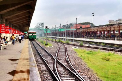 দুর্ভোগ চট্টগ্রাম-ঢাকা মহাসড়কে, ‘ভরসা’ ট্রেন  
