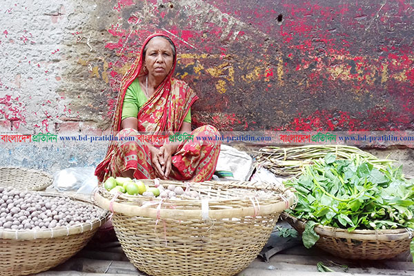 ২৫ বছর ধরে তরকারির ব্যবসা করে সংসার চালান খোদেজা