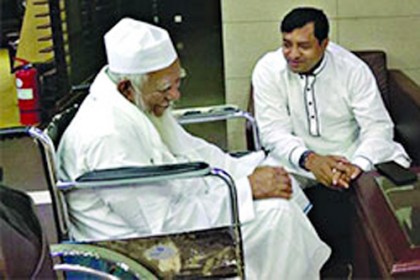 হেফাজত আমীরের কাছে দোয়া চাইলেন মেয়র প্রার্থী জাহাঙ্গীর