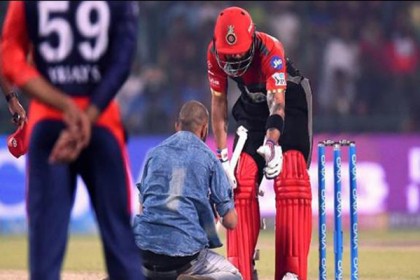 মাঠেই বিরাটের পা ছুঁয়ে ভালবাসা প্রকাশ ভক্তের