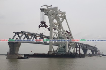 বসেছে ৪র্থ স্প্যান, দৃশ্যমান ৬০০ মিটার পদ্মা সেতু 