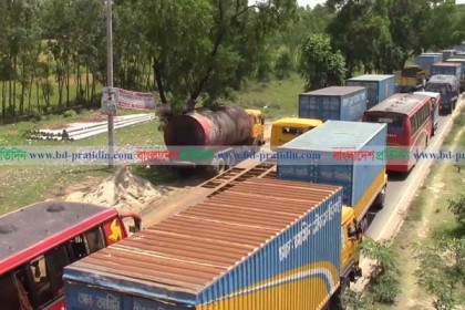 ফেনীর ফতেপুর ওভারপাস নির্মাণ কাজে মহাসড়কে তীব্র যানজট

