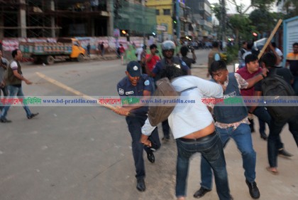 কোটাবিরোধী আন্দোলনকারী সন্দেহে কুবির বাসে ছাত্রলীগের হামলা, রণক্ষেত্র 
