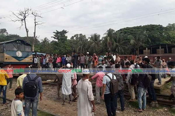 প্রজ্ঞাপন জারির দাবিতে চবির শাটল ট্রেন অবরোধ