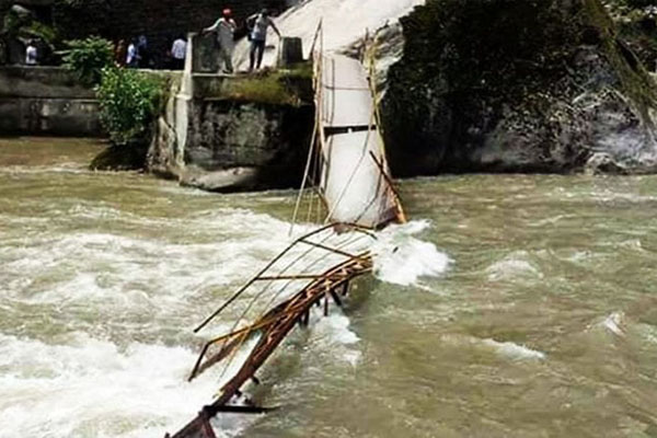 সেতু ভেঙে জম্মু ও কাশ্মীরে ৬ পর্যটকের মৃত্যু
