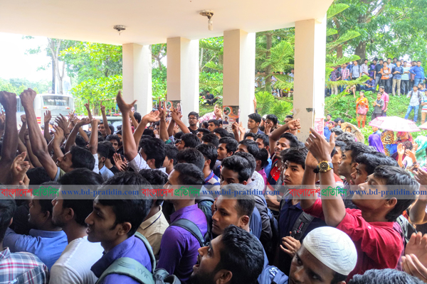 ক্লাস-পরীক্ষা বর্জন করে শিক্ষার্থীদের বিক্ষোভ