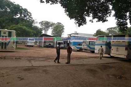রাবিতে বাস চলাচল বন্ধ করে ধর্মঘটে শিক্ষার্থীরা