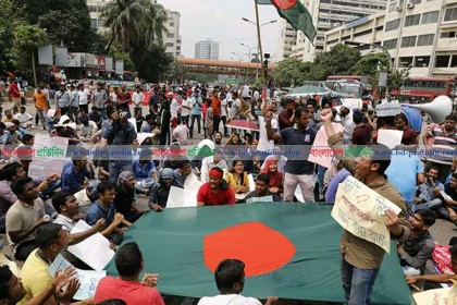 প্রজ্ঞাপন জারির দাবিতে শাহবাগে অবস্থান শিক্ষার্থীদের