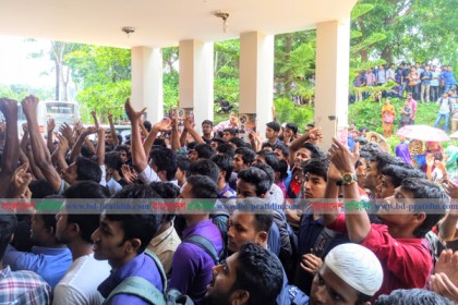 ক্লাস-পরীক্ষা বর্জন করে শিক্ষার্থীদের বিক্ষোভ
