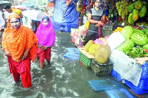 অল্প বৃষ্টিতেই জলাবদ্ধ নিম্নাঞ্চল
