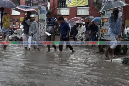 বরিশালে দিনভর বৃষ্টিতে সড়কে জলাবদ্ধতা